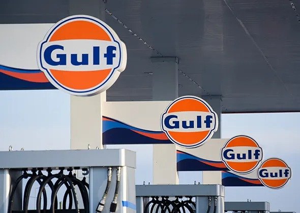 Linha de bombas de combustível com o logo Gulf acima